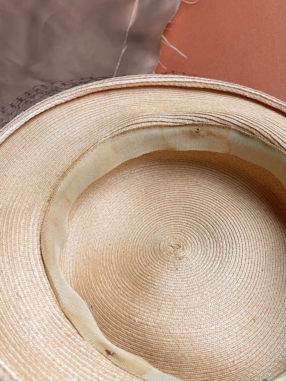 Vintage 1940s Straw Hat With Brown Netting - Picture 9 of 9